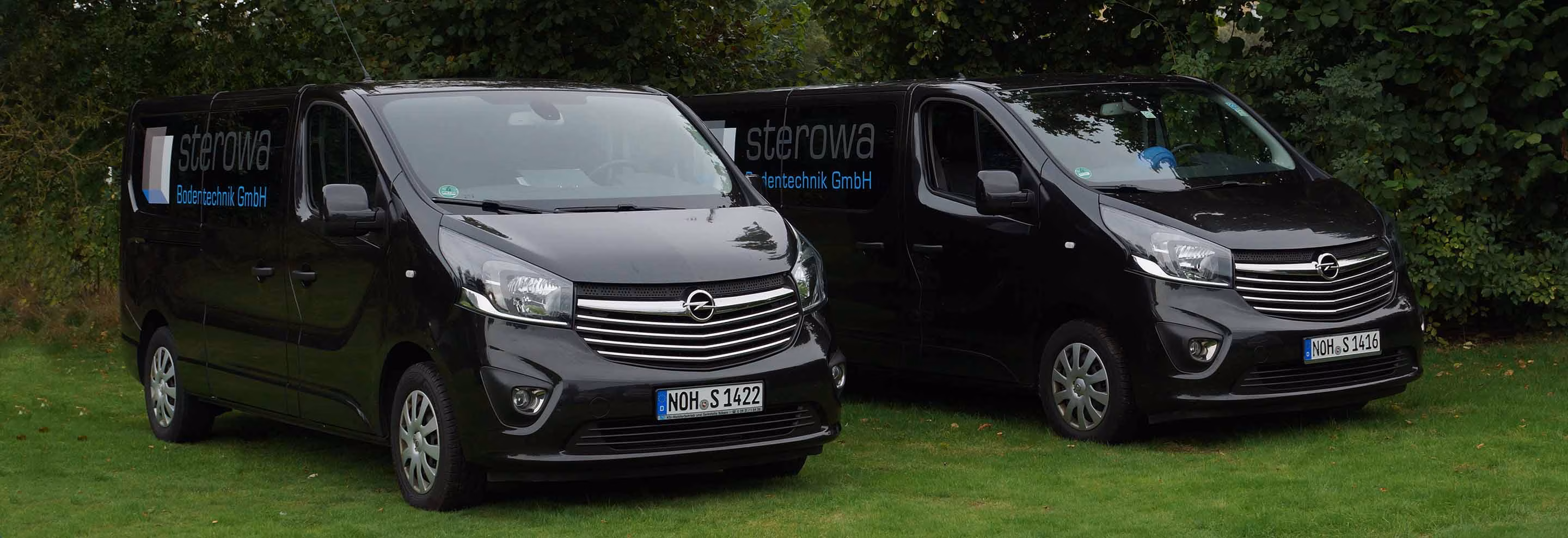 Zwei Transporter der sterowa Bodentechnik GmbH