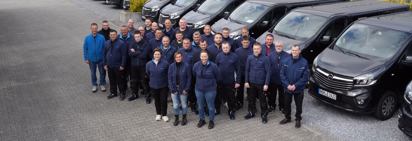 Das Team der sterowa Bodentechnik GmbH vor den Firmentransportern