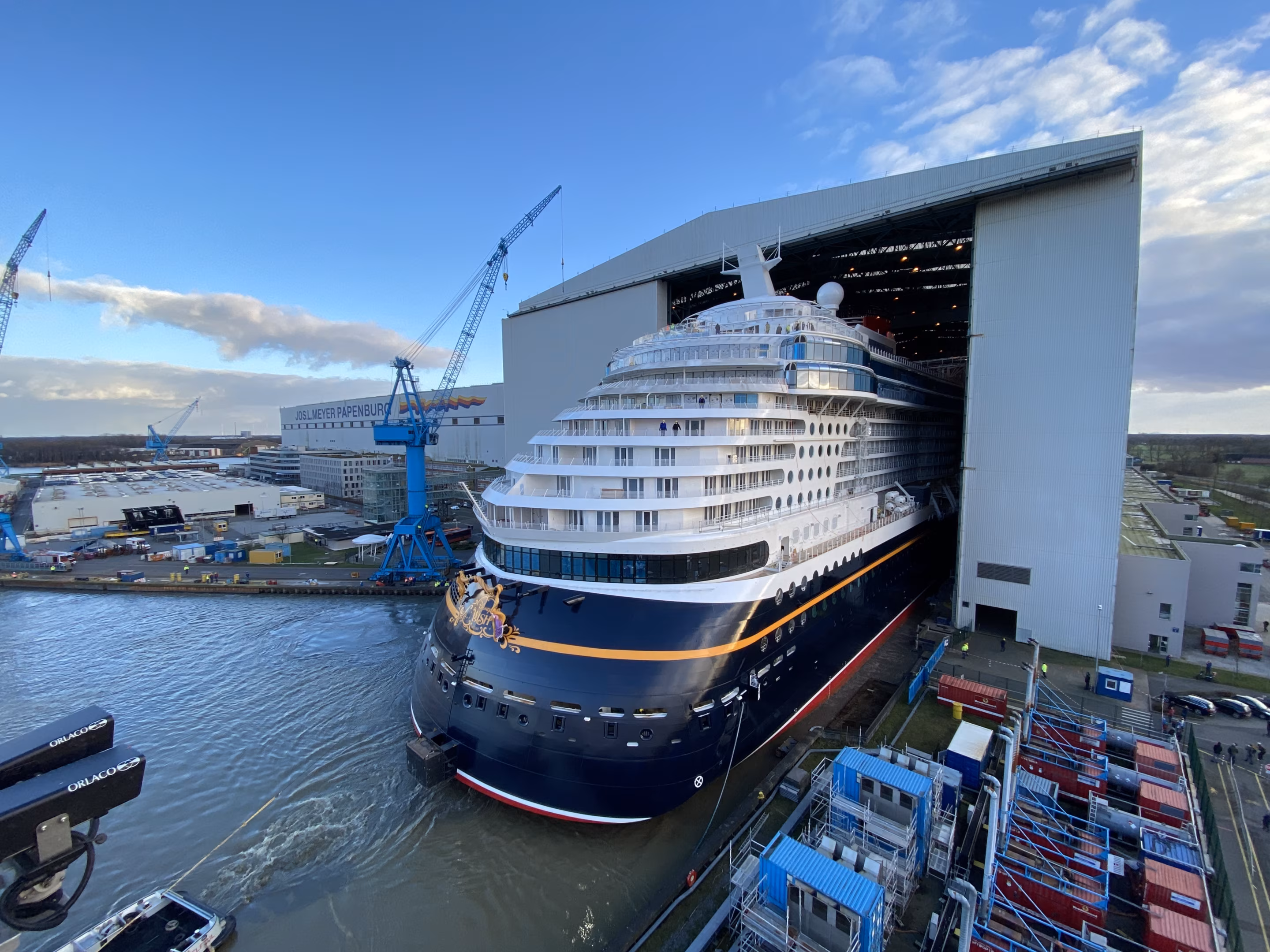 Ein Schiff der Disney Cruise Line verlässt die Werfthalle
