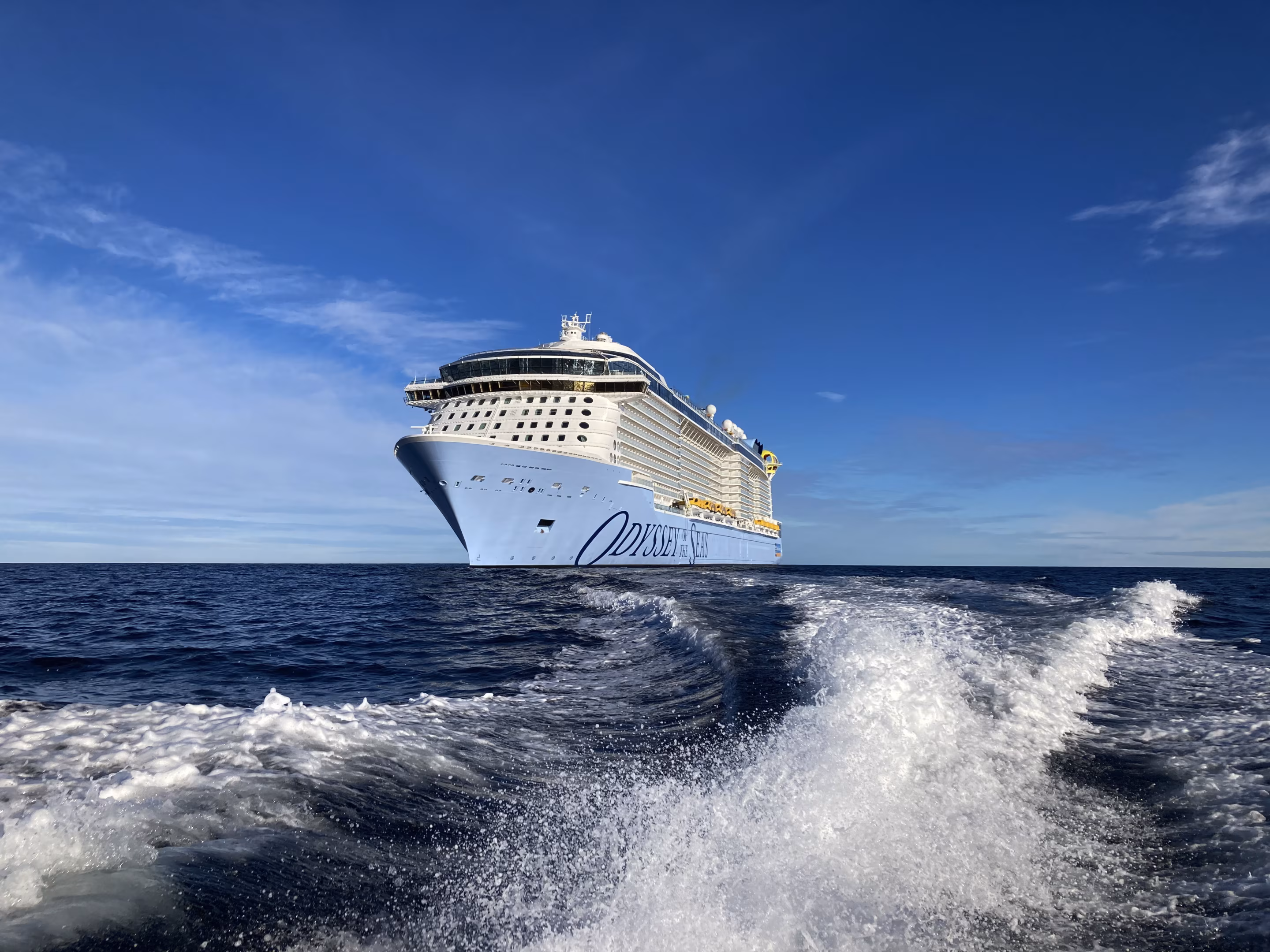Die Odyssey of the Seas auf offener See, im Vordergrund eine Heckwelle