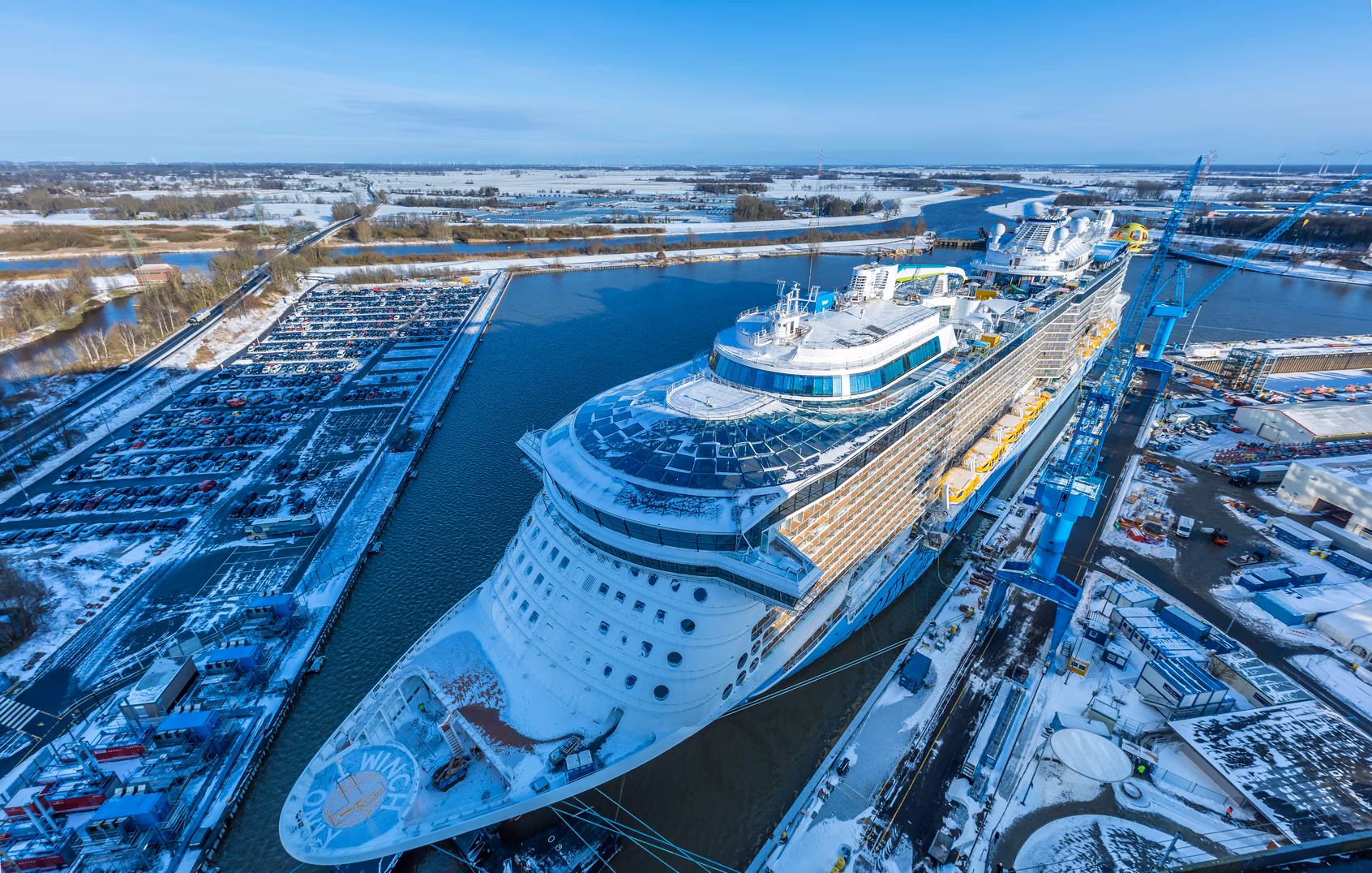 Die Odyssey of the Seas im verschneiten Werfthafen, aus der Luft fotografiert