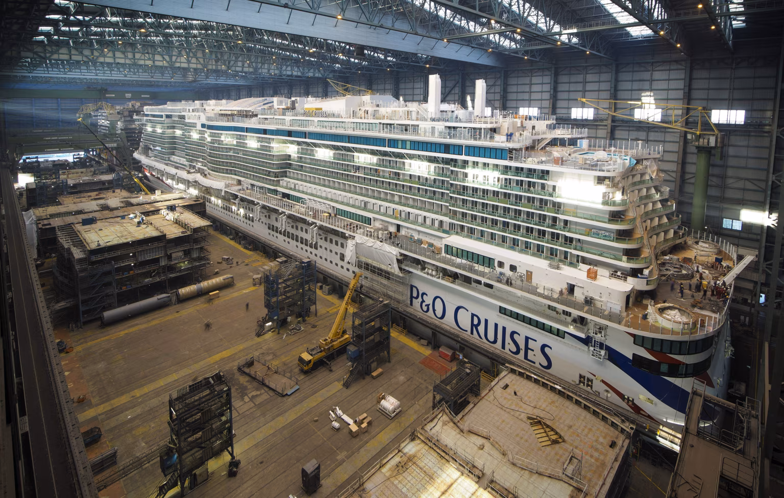 Ein Schiff von P&O Cruises im Baudock der Werfthalle