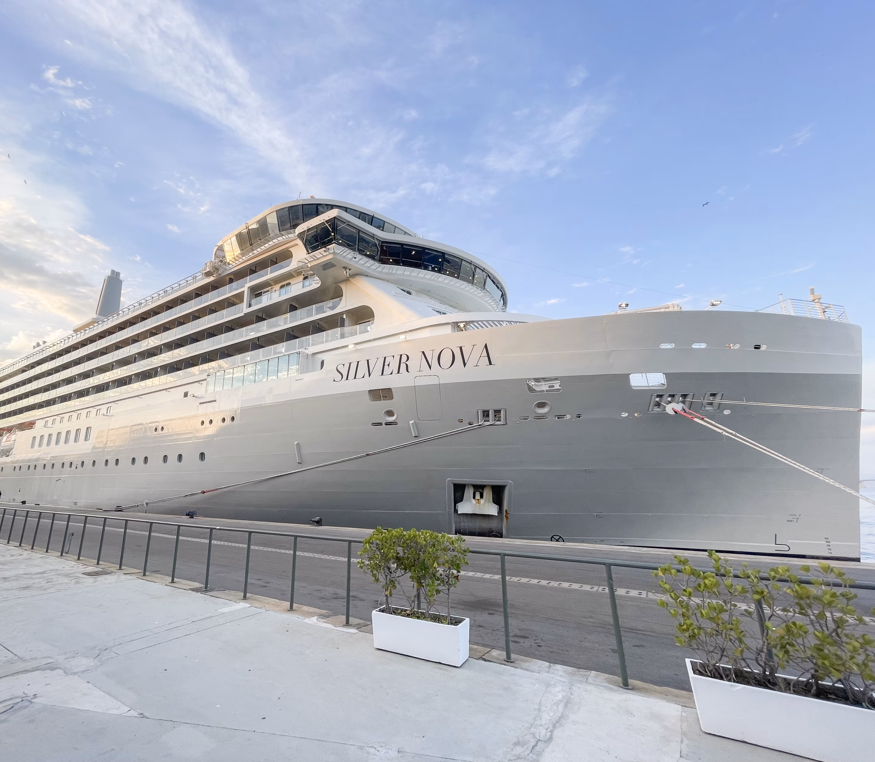 Die Silver Nova von Silversea Cruises am Kai, vom Pier aus gesehen